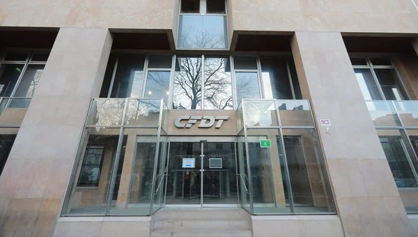 L'enseigne CFDT au-dessus de l'entrée du siège parisien du syndicat.