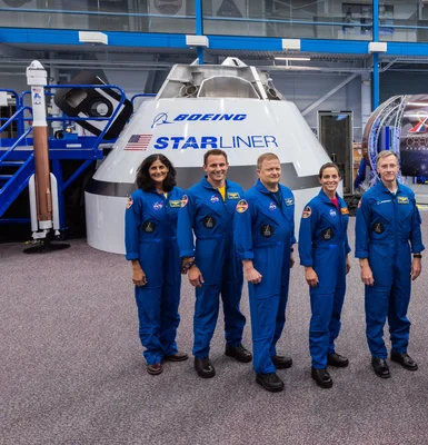 Les astronautes Sunita Williams, Josh Cassada, Eric Boe, Nicole Mann et Christopher Ferguson devant le Starliner en août 2018