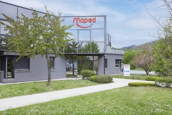 Bâtiment moderne gris de Maped avec vitrages et pelouse entretenue