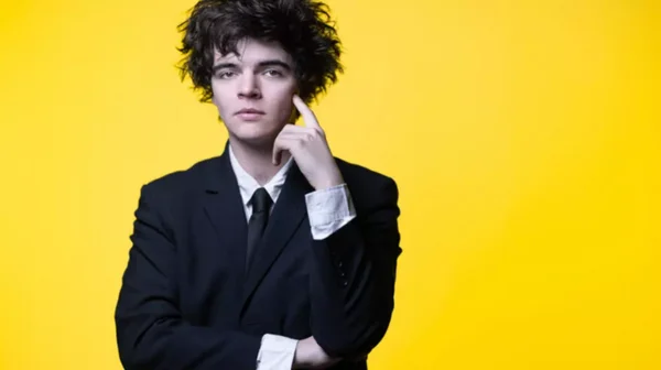 Sam Sauvage, la pop qui décoiffe, en costume noir sobre