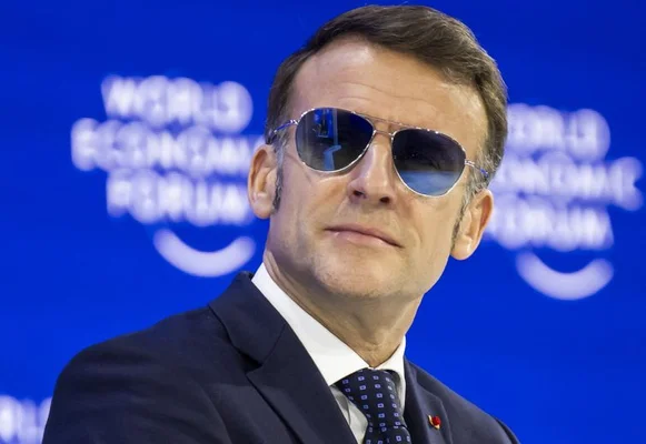 Emmanuel Macron portant des lunettes de soleil à Davos en janvier 2025