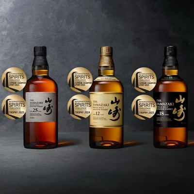 Trois whiskies Yamazaki (25, 18 et 12 ans) présentés avec des médailles de l'International Spirits Challenge sur un fond sombre.