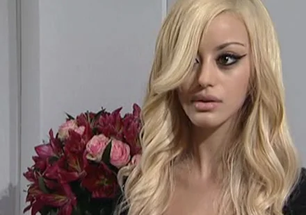 Zahia Dehar, la protégée de Karl Lagerfeld, lors d'une interview