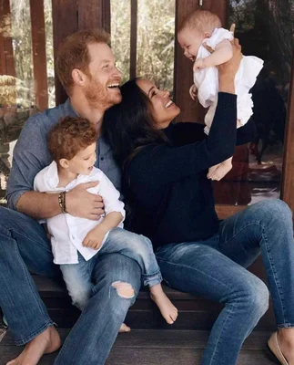 La famille Sussex au complet : Harry, Meghan, Archie et la petite Lilibet.