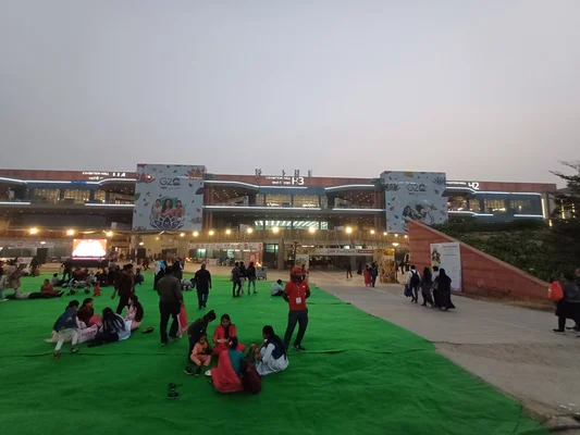 Les halls n° 2, 3 et 4 de Pragati Maidan illuminés