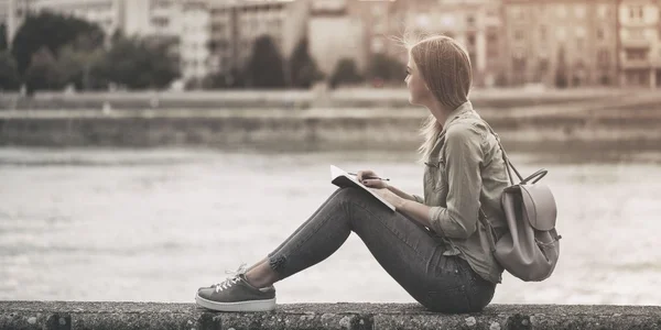 Gros plan sur un carnet et une photo ancienne