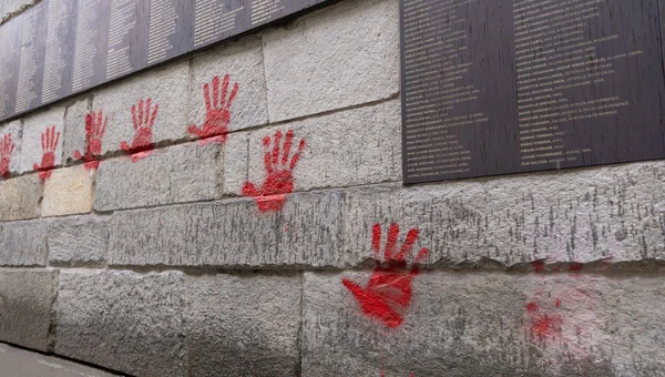 Des mains rouges peintes sur le mur du Mémorial de la Shoah à Paris, en mai 2024. ©AFP - Antonin UTZ