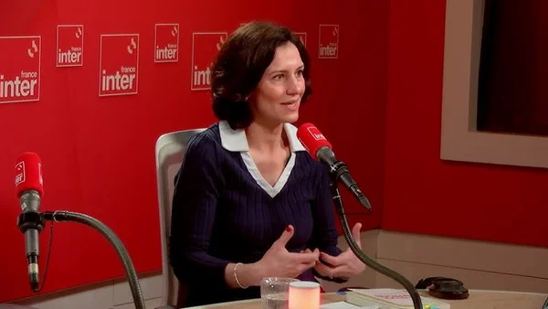 Magali Lafourcade dans le studio de France Inter face aux microphones.