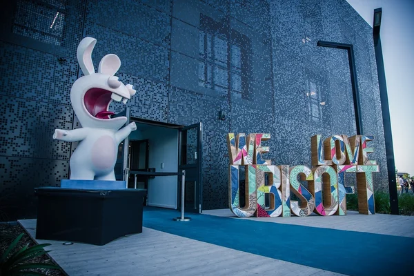 Inauguration du studio avec une statue et l'inscription 'WE LOVE UBISOFT'.