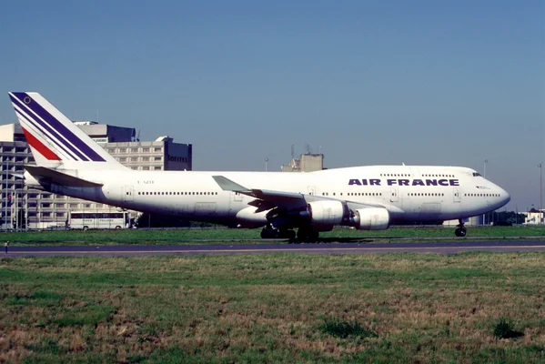 Un Boeing 747 d'Air France sur le tarmac de Paris-Charles de Gaulle en 2004