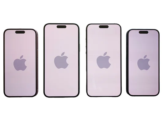 Quatre modèles d'iPhone présentés côte à côte, dont deux grandes et deux petites tailles.