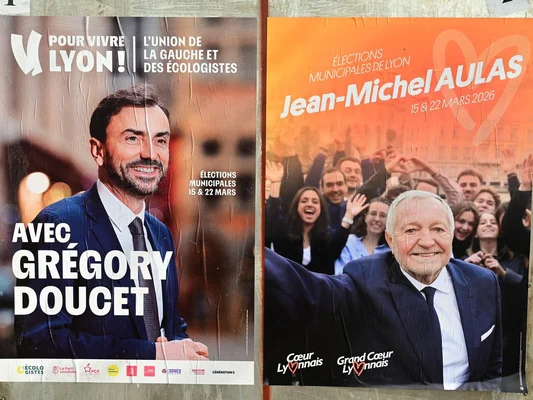Les affiches de campagne des candidats Doucet et Aulas pour Lyon.
