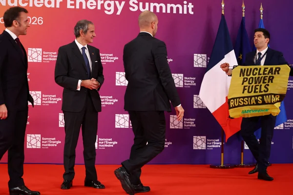 Un militant de Greenpeace au Sommet sur l'énergie nucléaire 2026 à Paris.