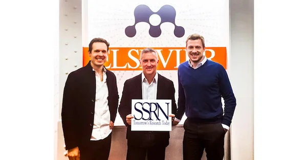 Des hommes se tiennent devant un fond avec le logo Elsevier ; l'homme du milieu tient une pancarte indiquant SSRN.
