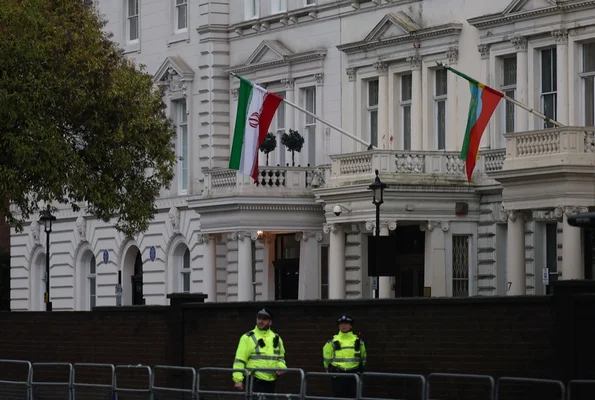 Des policiers devant l'ambassade iranienne à Londres.