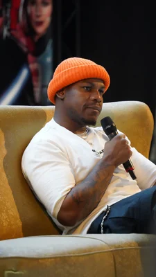 Affiche de They Cloned Tyrone avec John Boyega, Teyonah Parris et Jamie Foxx sur fond jaune.