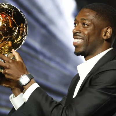 Le triomphe d'un lauréat brandissant le Ballon d'Or.