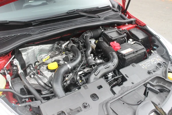 Vue du moteur sous le capot ouvert d'une voiture, illustrant les composants mécaniques concernés.