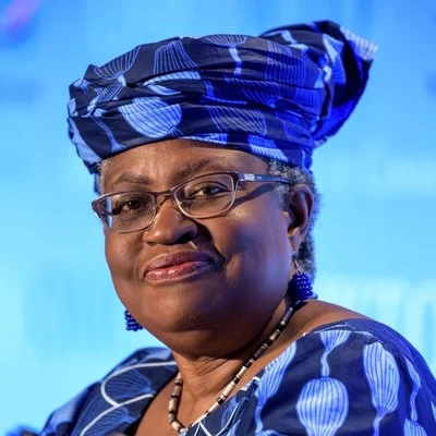 Ngozi Okonjo-Iweala s'exprimant au micro lors d'une conférence.