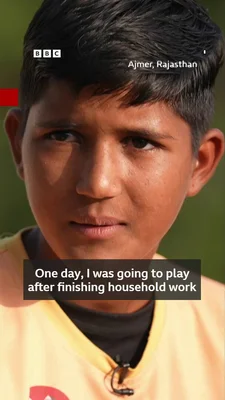 Plan serré d'une jeune fille avec un micro expliquant qu'elle joue après ses tâches ménagères.