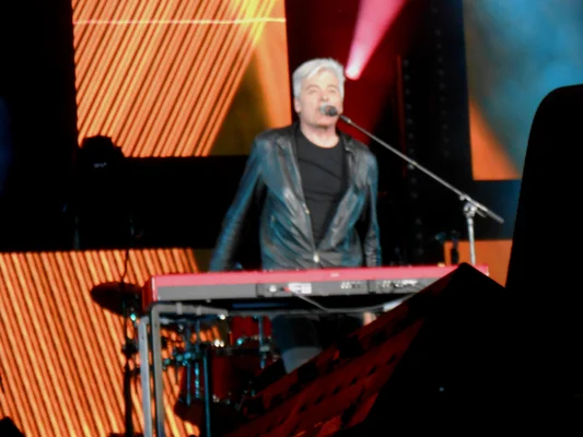 Daniel Lavoie au clavier sur scène lors des 25 ans des FrancoFolies de Montréal en 2013.