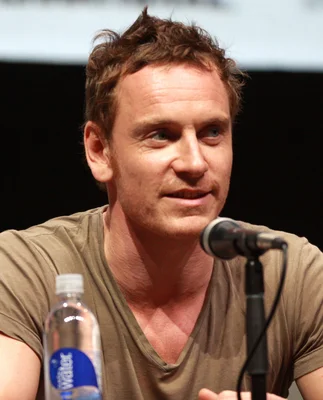 Michael Fassbender assis devant un micro au Comic Con International 2013 à San Diego.