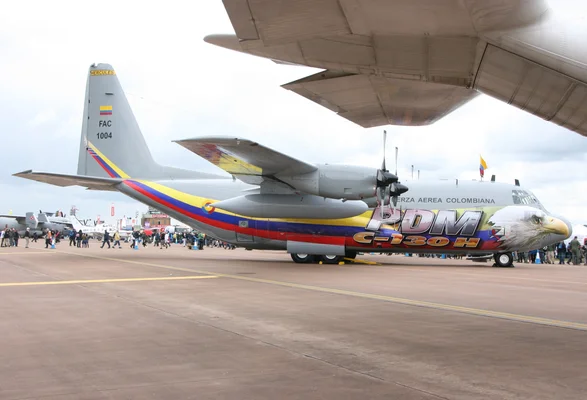 Un C-130H de la Force aérienne colombienne avec livrée colorée et inscription 'Fuerza Aerea Colombiana'.