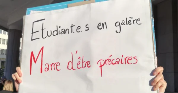 Manifestation avec des pancartes dénonçant la précarité étudiante et les problèmes éducatifs