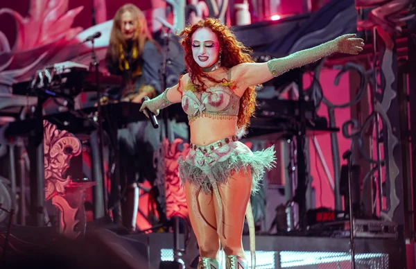 Gros plan de Chappell Roan avec un maquillage yeux élaboré aux paillettes argentées.