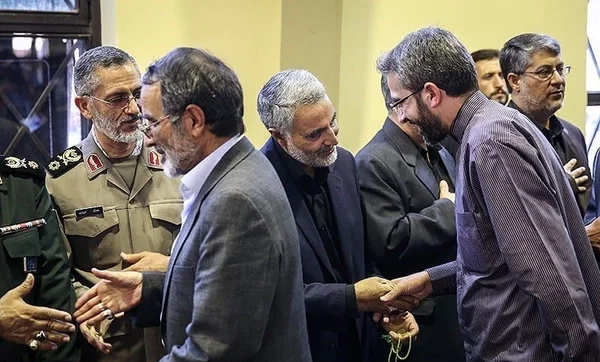 Ali Bagheri Kani accueilli par le commandant Ghassem Soleimani lors d'une réunion avec des représentants de l'État.