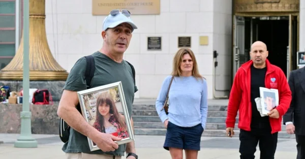 Le PDG de Meta Mark Zuckerberg en costume et cravate rayée bordeaux lors du procès sur l'addiction à Instagram.