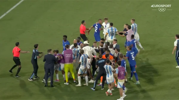 Altercation entre joueuses et officiels sur le terrain lors du match France-Brésil aux JO Paris 2024.