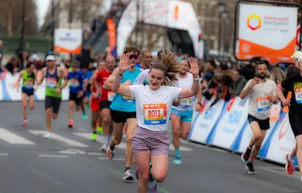 Femme portant le dossard 8013 courant pendant l'événement.