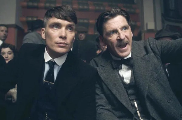 Cillian Murphy et Paul Anderson dans une scène d'intérieur.