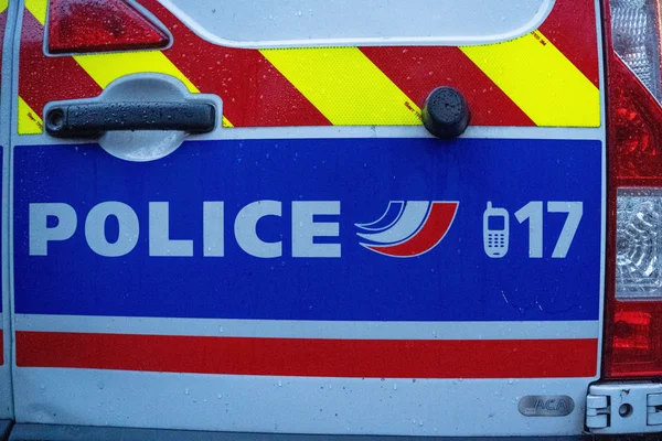 L'arrière d'une voiture de police.
