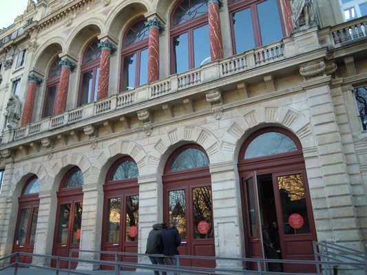 Entrée de la Gaîté Lyrique pavoisée de bannières pour une réouverture au public.