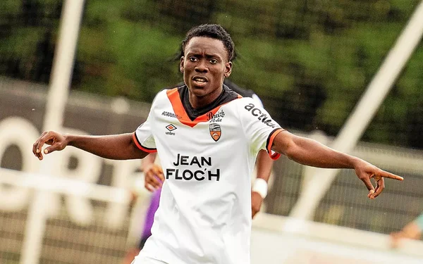 Avec Laurent Abergel, j'apprends beaucoup » remarque Arthur Avom-Ebong, milieu du FC Lorient