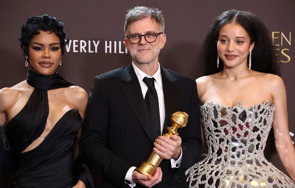 L'équipe de 'Une bataille après l'autre' célébrant sa victoire collective à la 98e cérémonie.