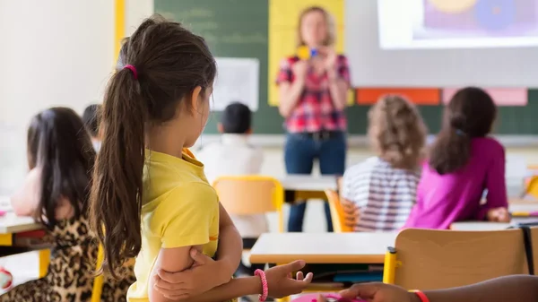 Un professeur donnant un cours face à des élèves en classe.