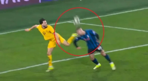 Le tacle dangereux de Bensebaïni qui atteint la tête de Krstovic mis en évidence par un cercle rouge.