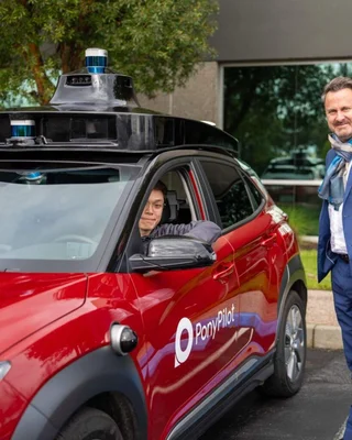 Un véhicule autonome PonyPilot et ses occupants.