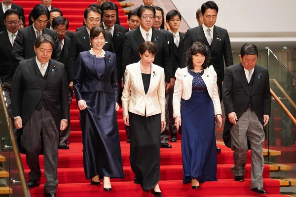 Des membres du gouvernement japonais descendant un escalier.