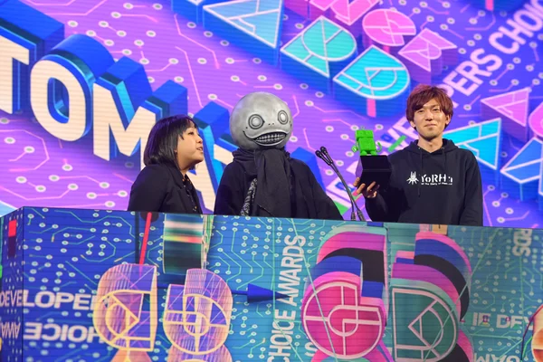 Yoko Taro accepte le prix du public lors des Game Developers Choice Awards.