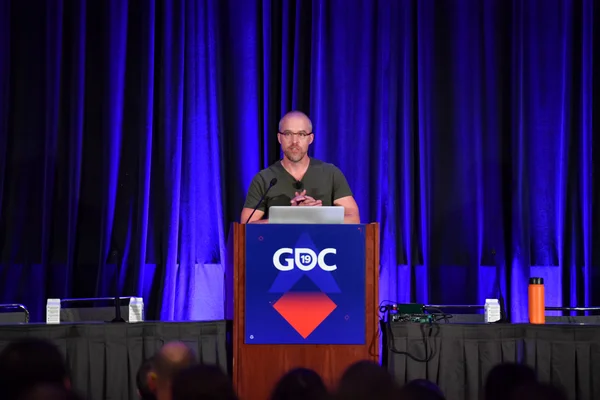 Charlie Cleveland présentant la conception de Subnautica à la Game Developers Conference 2019.