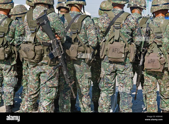 Soldats des Forces armées des Philippines en formation, équipés de sacs à dos marqués AFP.