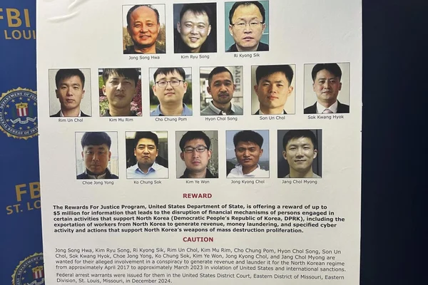 Affiche de récompense du FBI montrant 12 individus nord-coréens recherchés, avec une offre de 5 millions de dollars