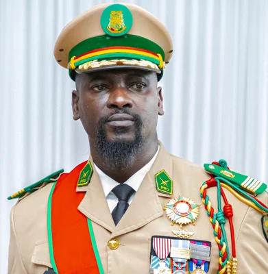 Trois figures politiques en costume de ville lors d'une réunion ou conférence.