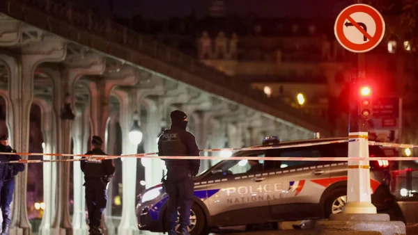 Policiers déployés près d'un périmètre sécurisé de nuit à Paris lors d'une opération liée au terrorisme