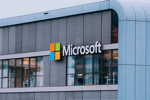 Façade d'un bâtiment moderne avec le logo Microsoft.