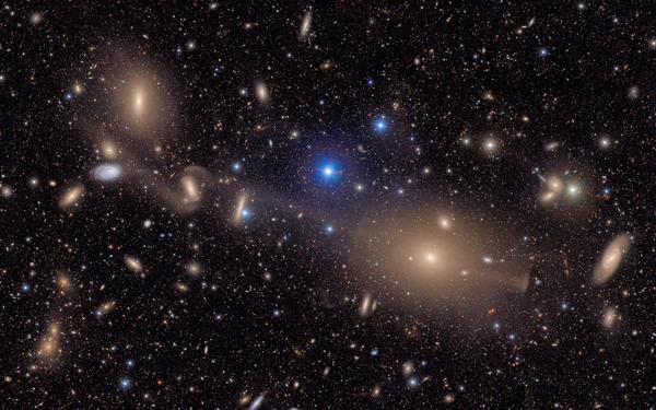 Champ profond montrant un amas de galaxies capturé par l'observatoire Rubin